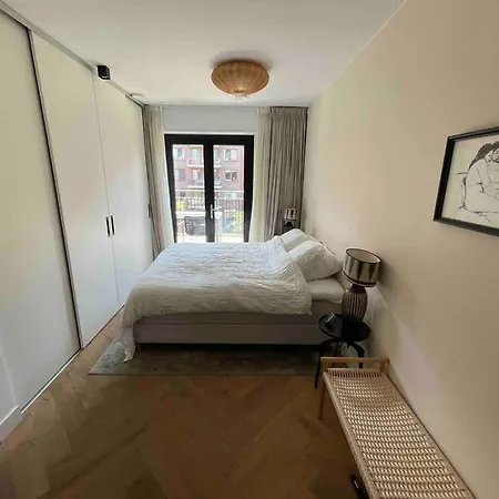 Trendy Spacious, Canal Terrace Apartment