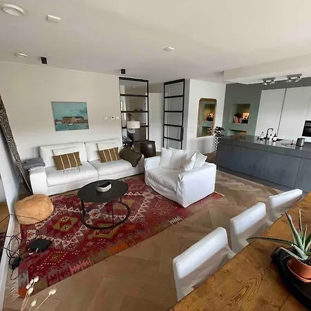 Trendy Spacious, Canal Terrace Apartment *