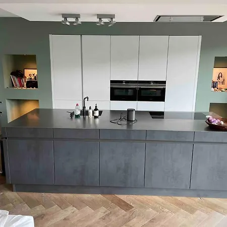 Trendy Spacious, Canal Terrace Apartment *