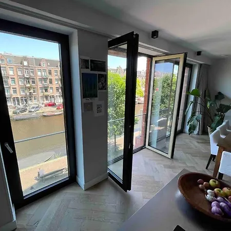 Trendy Spacious, Canal Terrace Apartment *